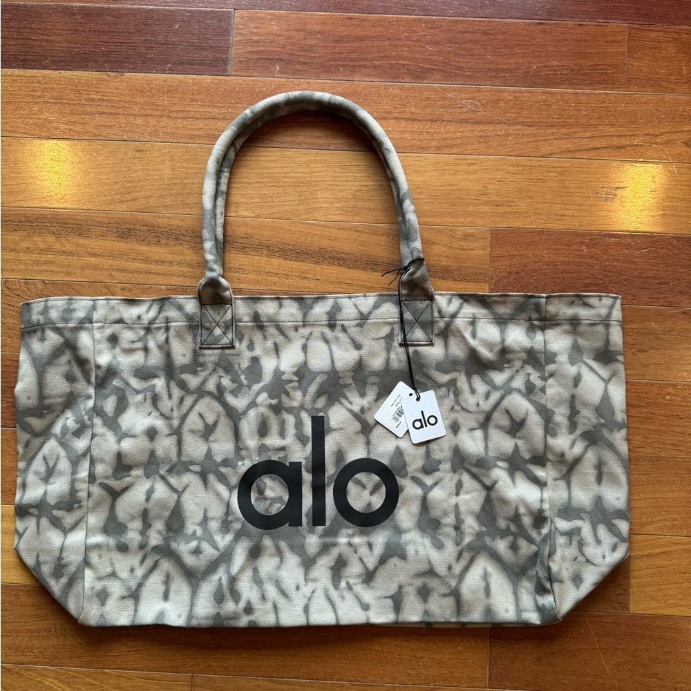 Alo Yoga Oversized Canvas Tote Bag – Grey Stone Print | NWT